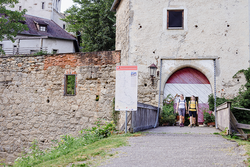 Wanderer beim Eingang zur Burg Kreuzen